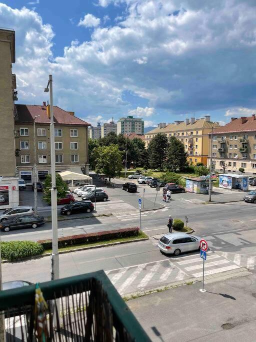 Priestranny 3 Izb. Apartman V Centre S Parkovanim. Besztercebánya Kültér fotó