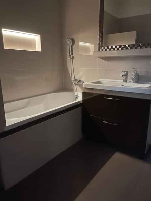 Priestranny 3 Izb. Apartman V Centre S Parkovanim. Besztercebánya Kültér fotó