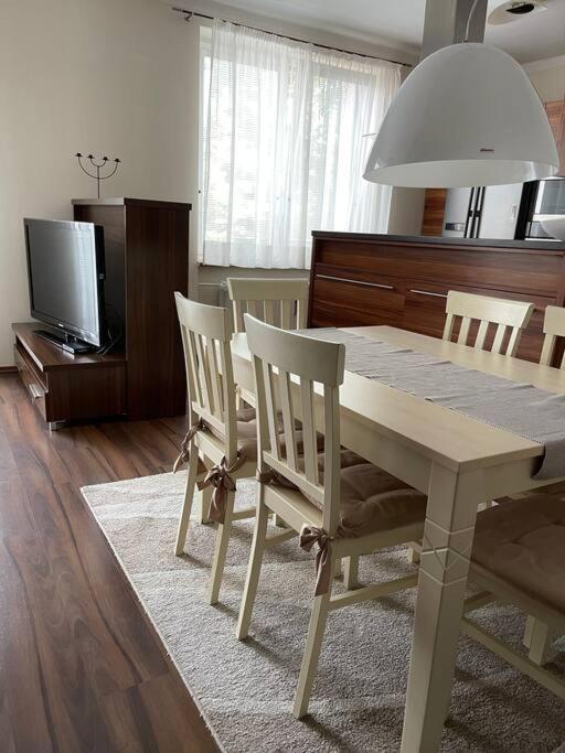 Priestranny 3 Izb. Apartman V Centre S Parkovanim. Besztercebánya Kültér fotó