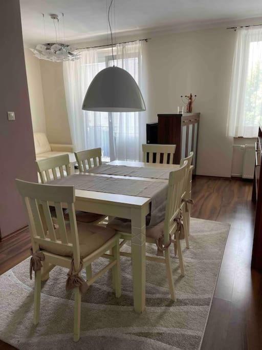 Priestranny 3 Izb. Apartman V Centre S Parkovanim. Besztercebánya Kültér fotó
